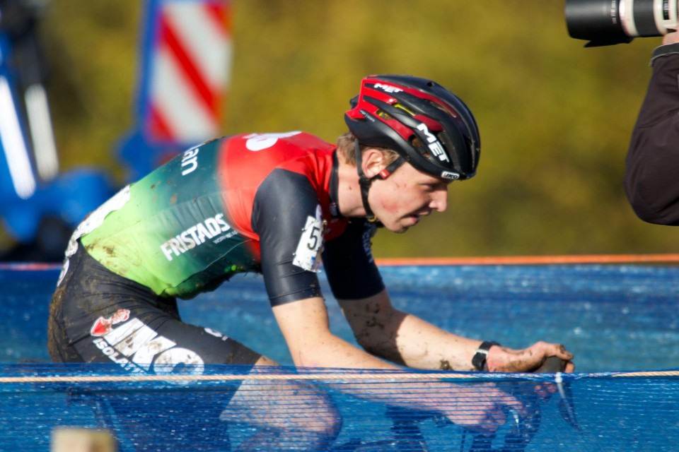 Aaron Dockx haalde de overwinning op de befaamde bult van Melden onder meer dankzij geluk in de materiaalpost: “Perfecte timing van papa.”