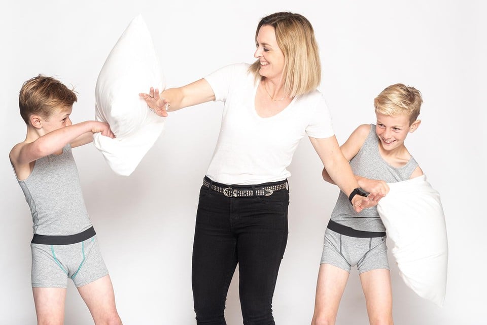 An Luyten met haar zonen Lex en Bas. Zij tonen trots het prikkelloze ondergoed dat hun mama heeft ontworpen. 