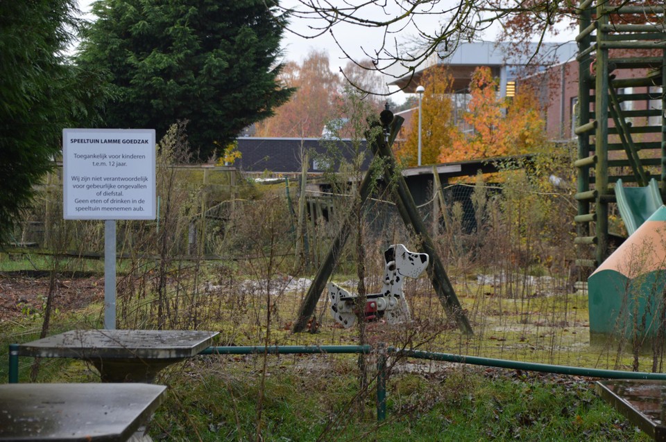 De diepe tuin van De Lamme Goedzak, waar vroeger een speeltuin en dierenpark was. In de achtergrond WZC De Buurt. 