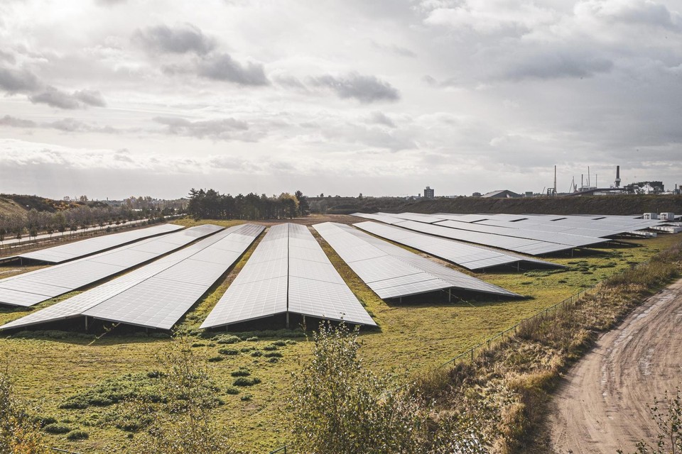 Het Kristal Solar Park in Lommel, vlak bij de zinkfabriek van Nyrstar in Balen, is het grootste zonnepanelenpark van de Benelux.