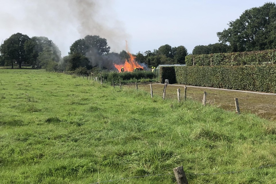De houtopslag staat in lichterlaaie.