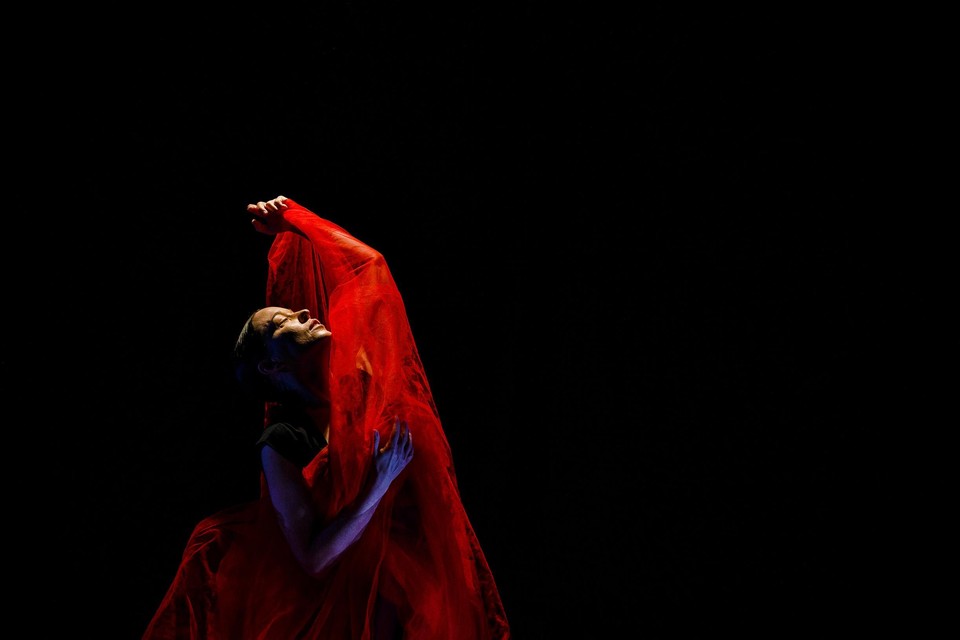Elles Grzybek danst Dancing a Prayer.
