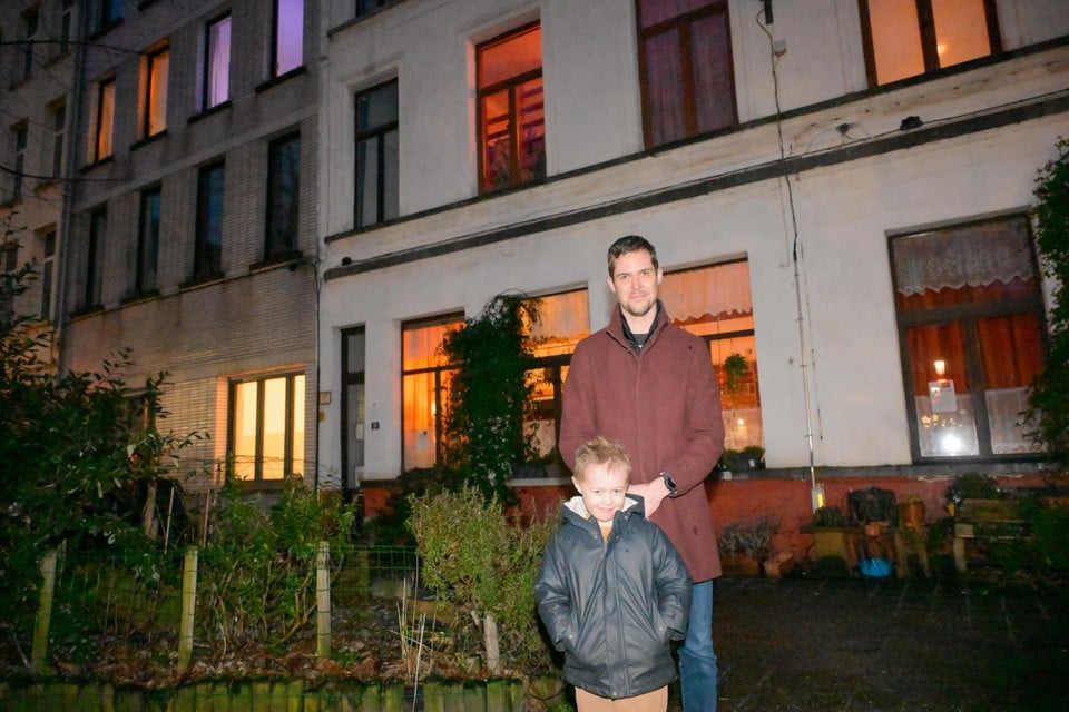 Sander Bulteel samen met zijn zoontje voor het pand op de Sint-Andriesplaats.