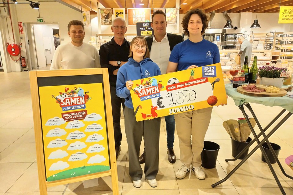 Janne en Silke van jeugdbeweging Plussers namen duizend euro in ontvangst van Bart Kuijpers, Fried Bosmans en Martijn Vis van Jumbo Rijkevorsel.