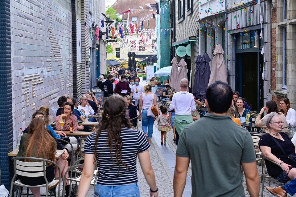 In de Nauwstraat staan langs weerszijden tafeltjes.