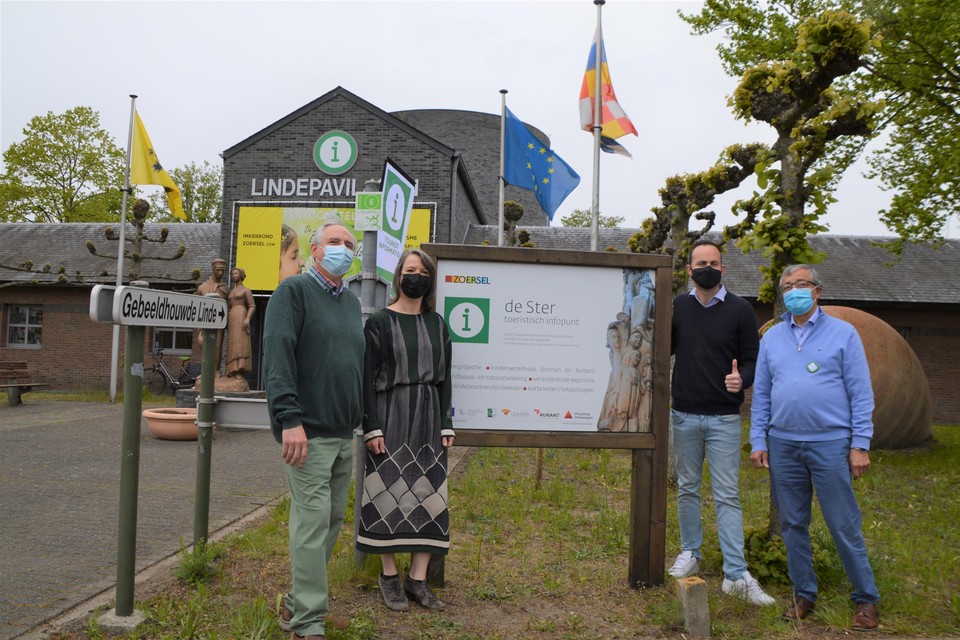 Frank Yseboot, burgemeester Liesbeth Verstreken, schepen Olivier Rul en Patrick Debaere voor de Ster.