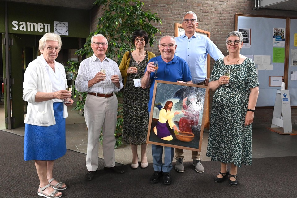 Pastoor Leo Wuyts bij zijn huldiging in de zomer van 2022, toen hij niet toevallig het schilderij De voetwassing cadeau kreeg.