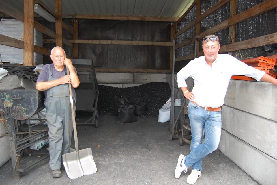 Frans en zijn zoon Bert De Lamper in een van de drie opslagplaatsen, die normaal boordevol steenkool liggen. Nu rest slechts een hoekje. 