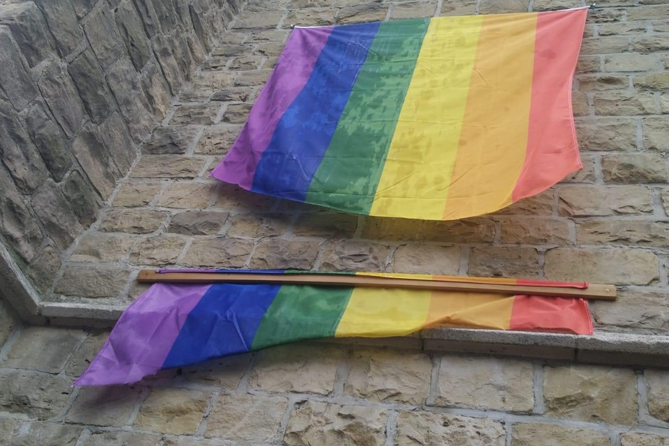 De vlag werd doorgesneden met een scherp voorwerp. De initiatiefnemers gaan nu een nieuwe regenboogvlag op de gevel van de kerk hangen