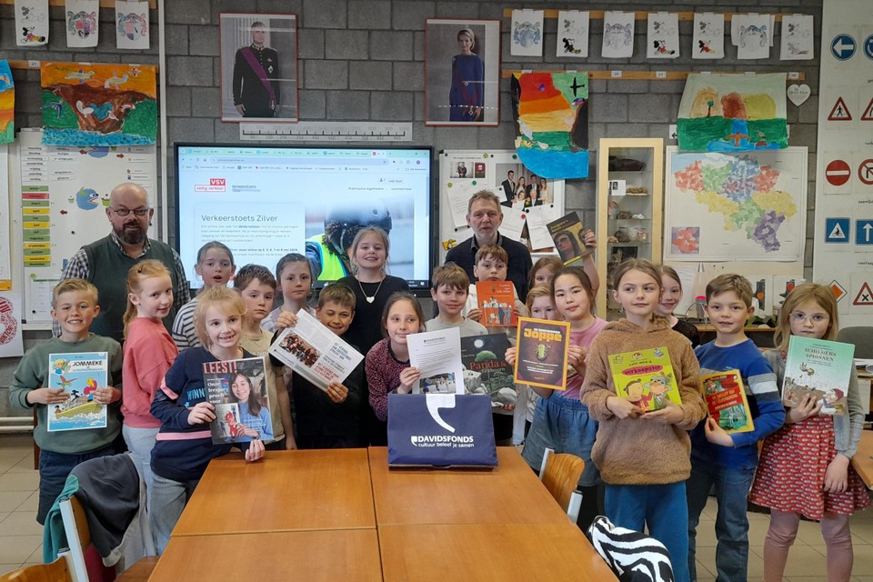 Het derde leerjaar A van leraar Rudi Leys neemt het boekenpakket in ontvangst bij Vrije Basisschool Putte.