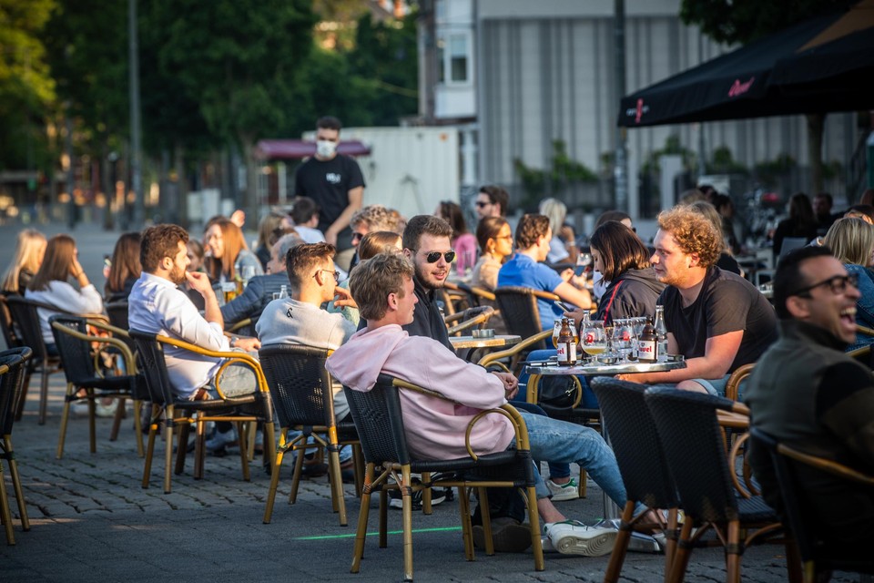 Een terrasje doen: de versoepeling van het minste kwaad, denken experts.