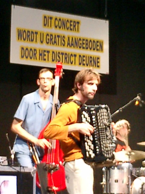 Bassist Steven Van Gool (Wawadadakwa, El Tattoo Del Tigre) en accordeonist Roel van Camp (dEUS) met de Confituur All-Stars in het Openluchttheater. 