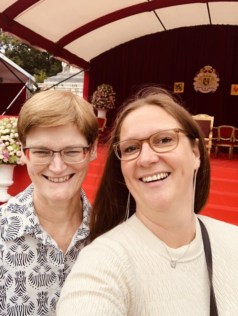 Buurtwerkster Eva Gilis uit Arendonk (rechts) werd genomineerd door Vera (links). Allebei kregen ze een uitnodiging om als eregast het nationaal défilé in Brussel bij te wonen. 