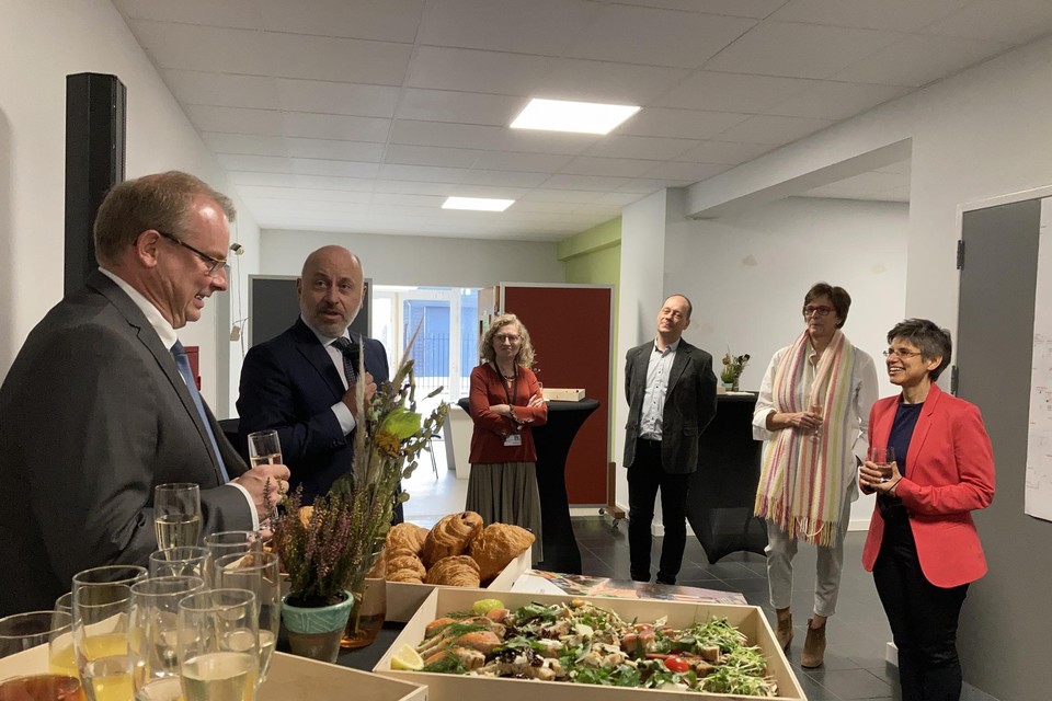 Burgemeester Gaston Van Tichelt, algemeen directeur dokter Joost Baert (AZ Klina), directeur Patiëntenzorg Monique Van den Bulck (AZKlina), afdelingshoofd Welzijn Dieter Berebrouckx (Essen), hoofdarts dokter Christine Cuyt (AZ Klina) en gouverneur Cathy Berx in het Zorgpunt van Essen.