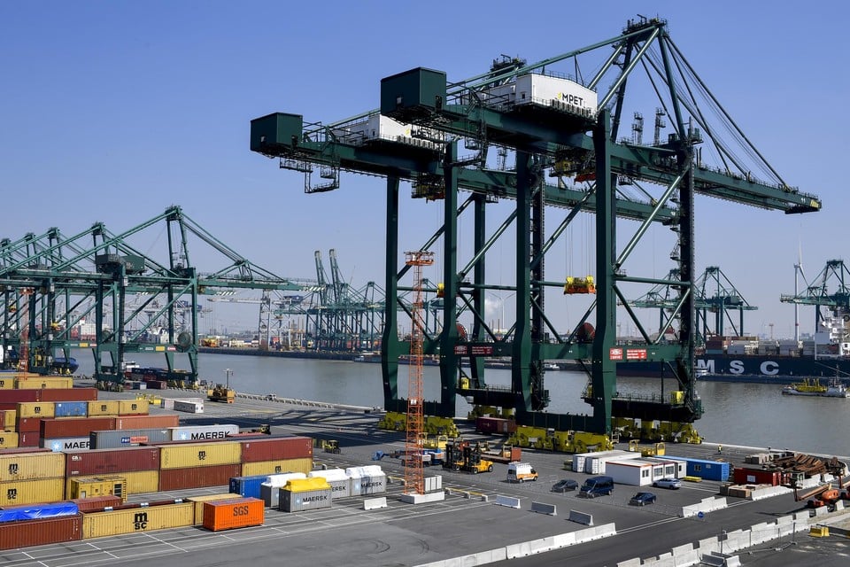 De MPET-terminal ligt vooral op de noordwestelijke kant van het Deurganckdok. Een stukje aan de overkant - waar het MSC-schip ligt - had geen spoortoegang, maar de concurrenten hebben daar nu afspraken over gemaakt.