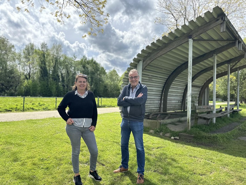 Schepen van Sport Nadine Boekaerts en Berlaars Burgemeester Walter Horemans op de site van de Doelvelden.