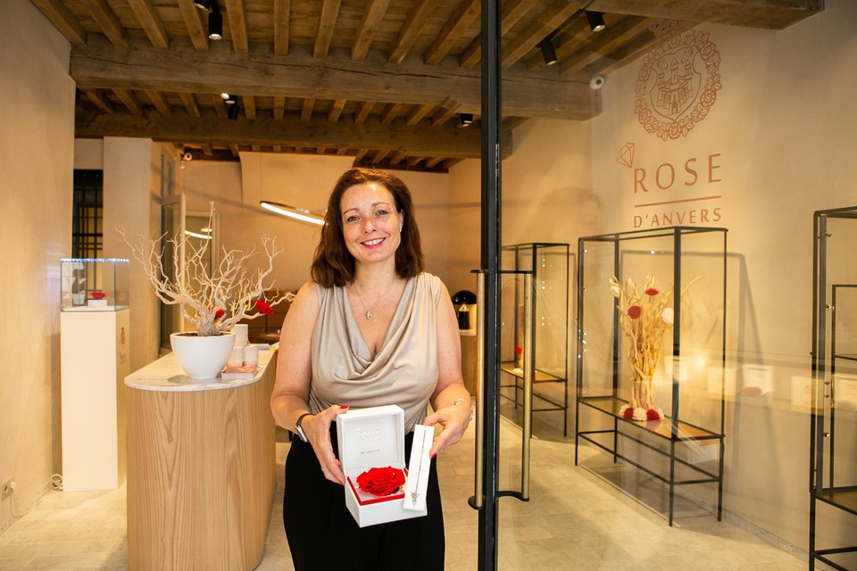 Rosalie Bogaard met een Rose d’Anvers. Dat is een felrode roos met kleine (natuurlijke) roosdiamantjes, ook wel Antwerpse roosjes genoemd. 