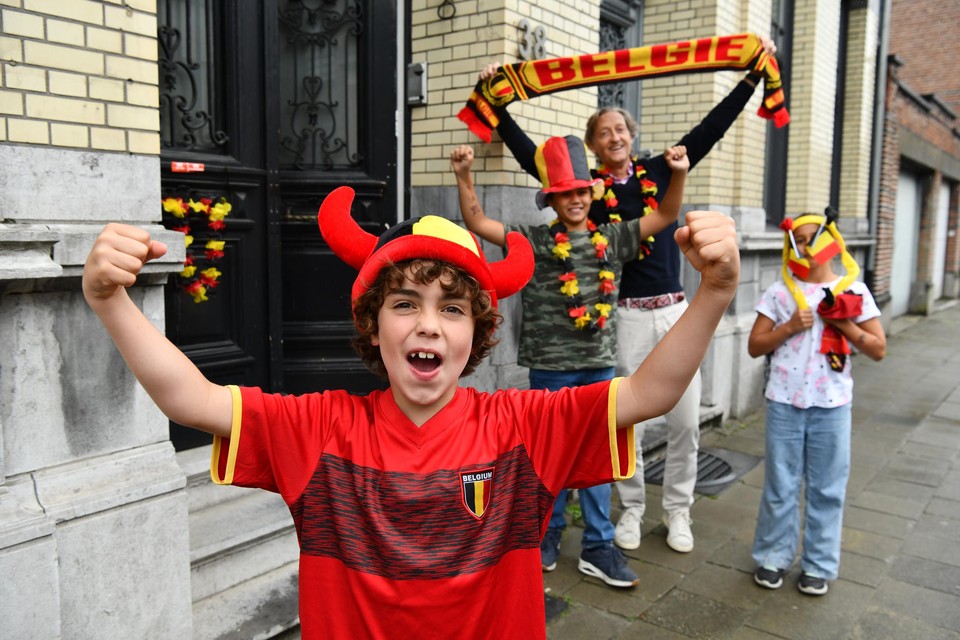 Maurice en buren Stefaan, Ruben en Lisa zijn klaar om vrijdag uitbundig te supporteren.