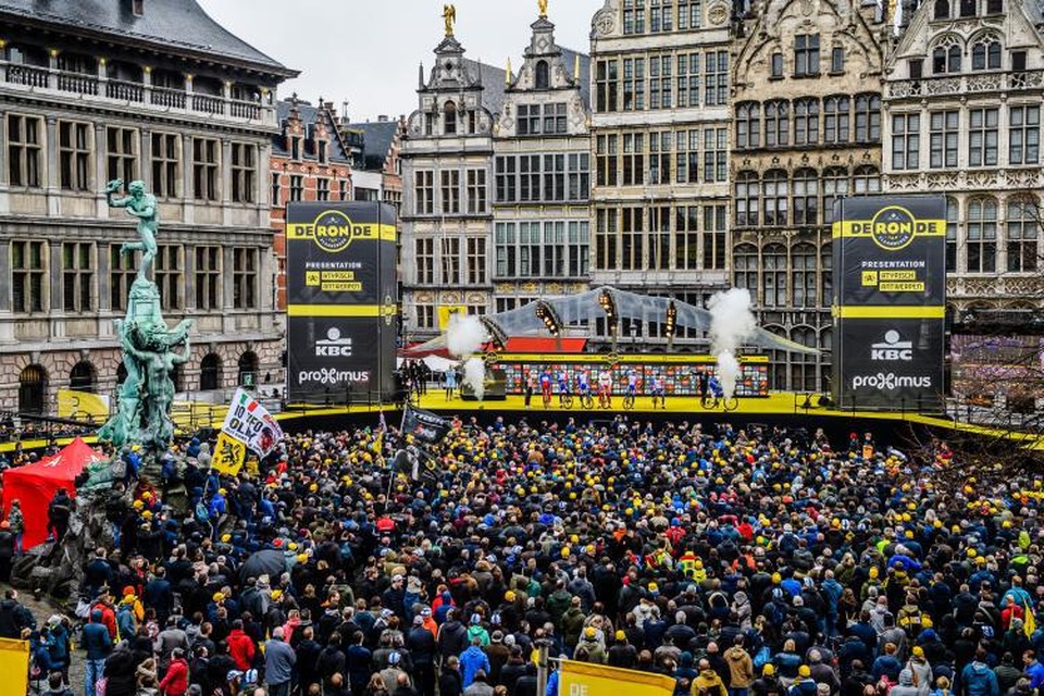 De start van de Ronde van Vlaanderen in Antwerpen vorig jaar. Dit jaar zal het zonder publiek zijn. 