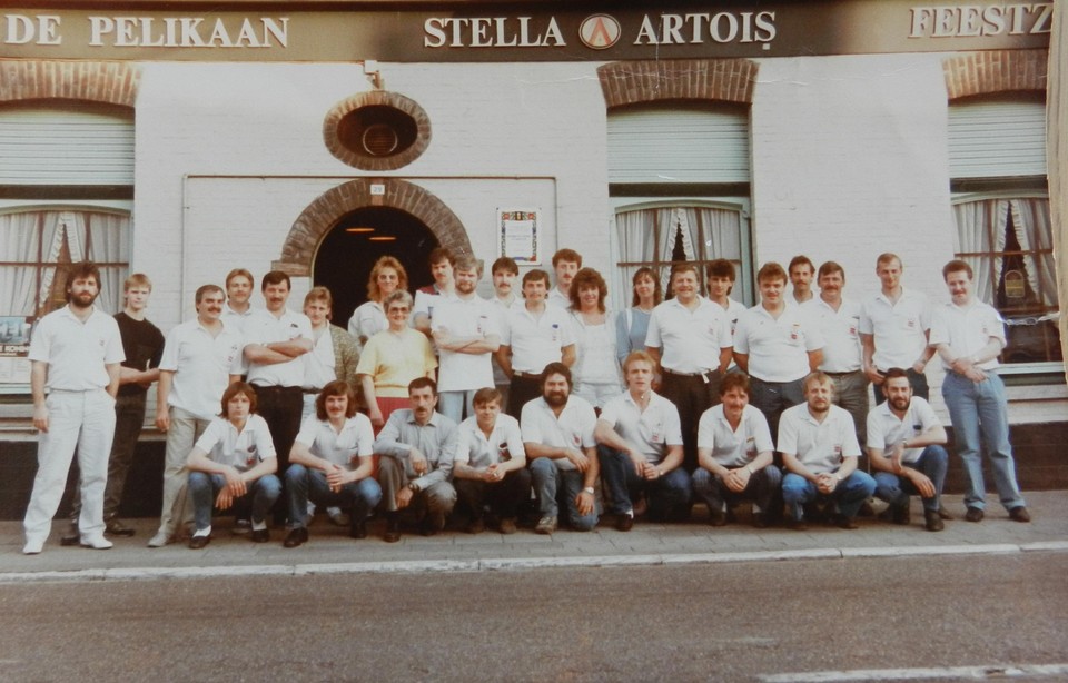 De leden van de dartsclub poseren voor café De Pelikaan.