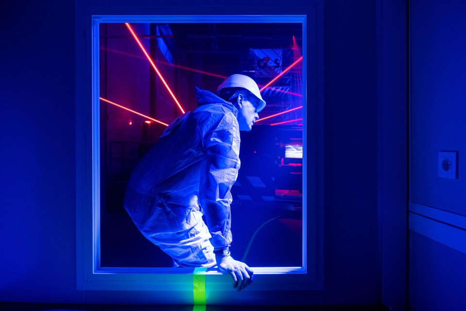 Dat raam zijn we ook weer doorgeklauterd, maar overal dreigen camera’s en lasers me te verraden.