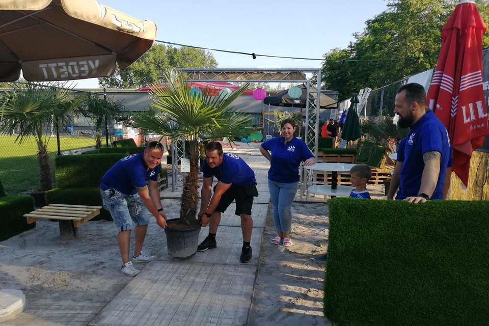 Het bestuur van voetbalclub Rumstse SK is klaar voor de opening van hun Rumesta Beach.