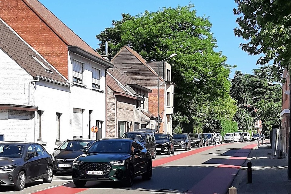 De Schoolstraat op een zondagochtend. Na de heraanleg zullen bijna al deze geparkeerde wagens elders een plekje moeten zoeken.