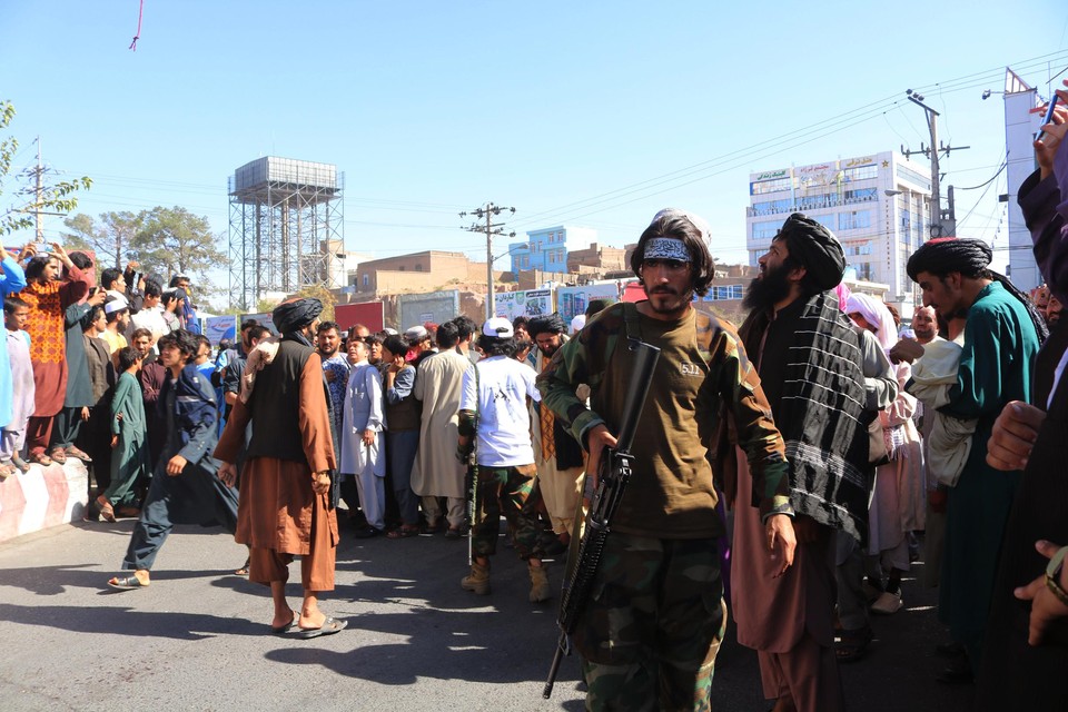 In Herat kijken bewoners omhoog naar de opgehangen lichamen.