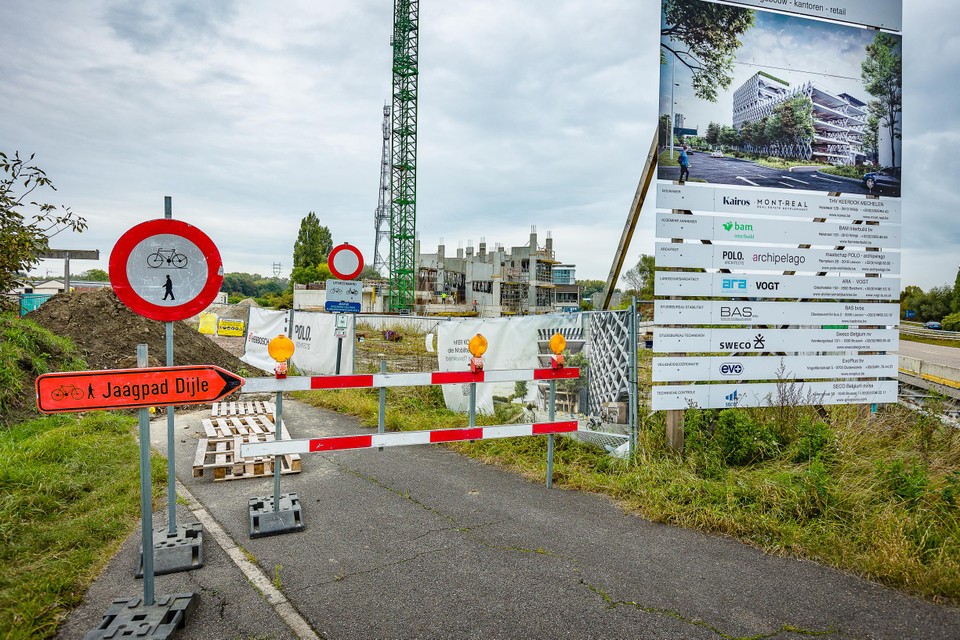 De nieuwe parking met meer dan vijfhonderd plaatsen ligt tussen het jaagpad langs de Dijle en de N16.
