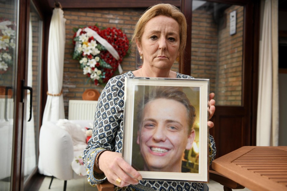 Moeder Micheline Duysens met een portret van haar verdronken zoon Didier. 