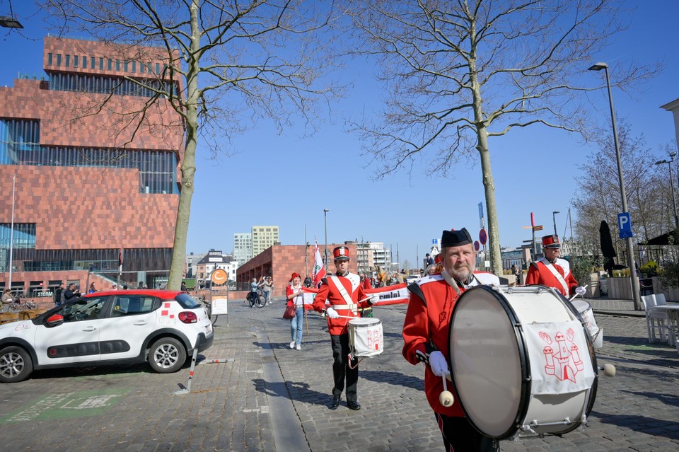 De optocht vertrok aan de MAS, met de Stadstrommelaars voorop 