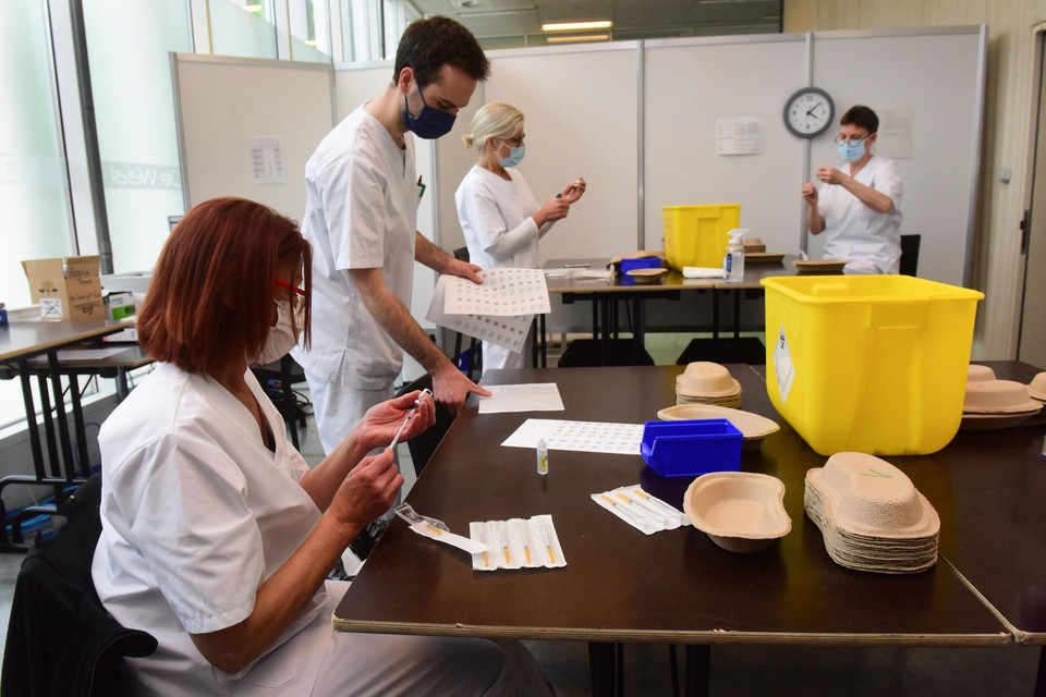 Maddy, Wouter, Wanda en An maken injecties klaar.