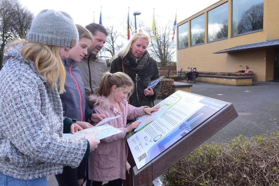 De familie Decorte uit Aalst wandelt de Enclavebelevingsroute.