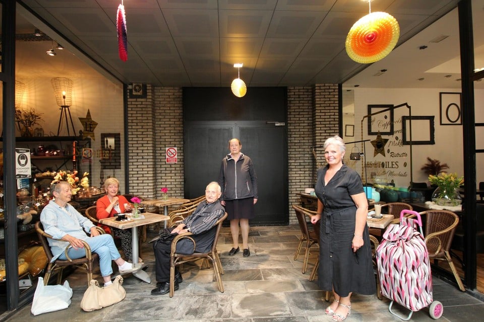 Nadine (rechts) met haar klanten tussen haar koffiebar en sfeerwinkel.