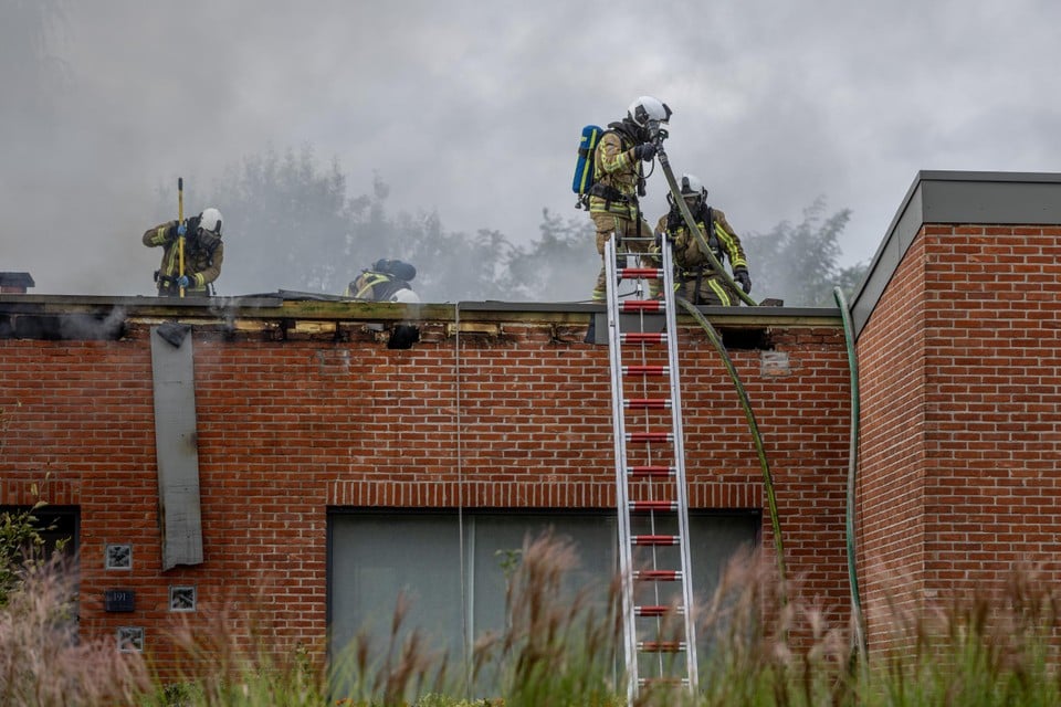 Brandweermannen hadden uren werk om het vuur gedoofd te krijgen.