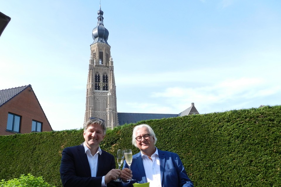 Paul Snoeys (links) en Ed Van den Ouweland heffen het glas op de overdracht van het voorzitterschap.