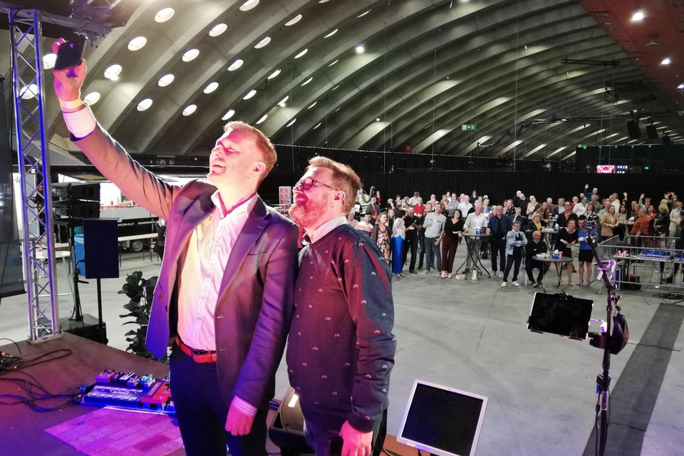 Mechels burgemeester Alexander Vandersmissen en centrummanager Jan Simons nemen een selfie met de vrijwilligers.