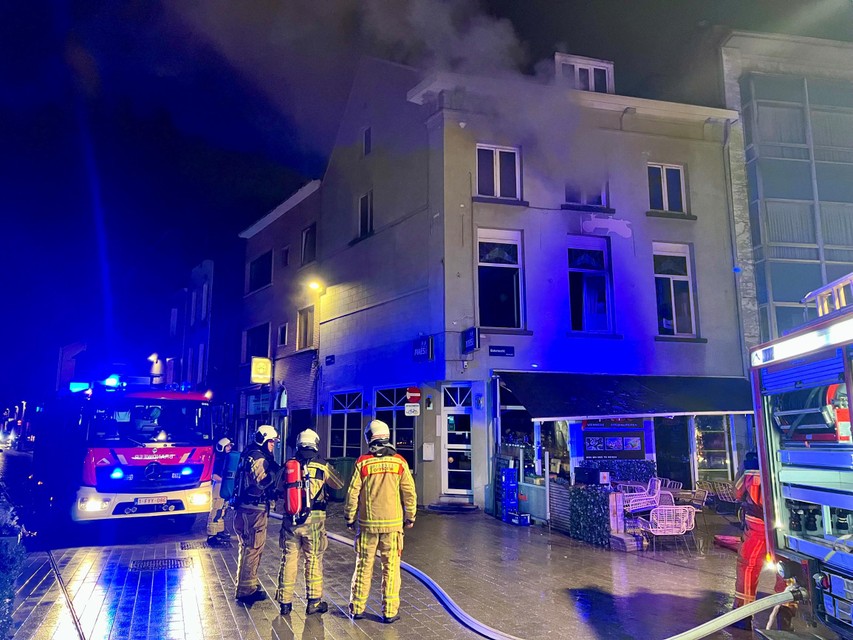 De brand in het populaire Libanese restaurant ging aanvankelijk gepaard met flink wat rookontwikkeling. Na aankomst van de brandweer verminderde ze snel.