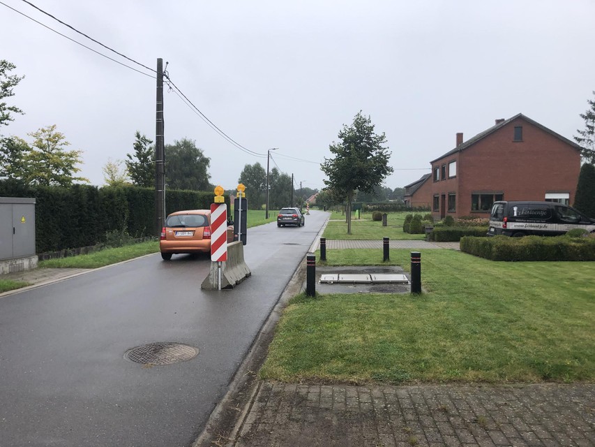 Momenteel staan er wegversmallingen in Meren.