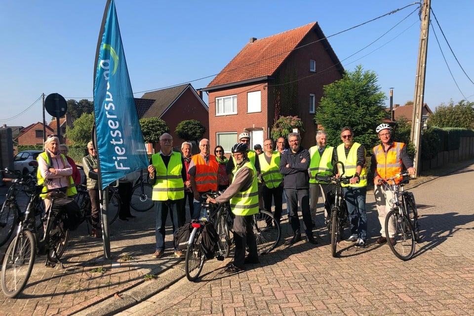 Een delegatie van de Fietsersbond Kasterlee-Lichtaart-Tielen met burgemeester Ward Kennes (rechts) reed zaterdag van het ene knelpunt naar het andere.