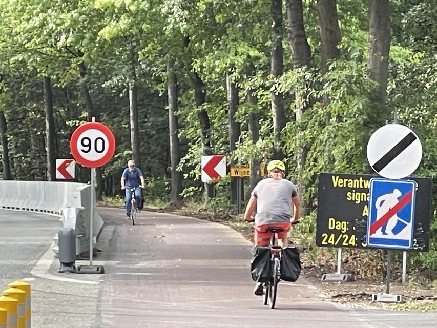 In feite is het zeer goed beveiligde fietspad langs de Houtlaan nog maar opengesteld in één richting (naar Wijnegem) maar het wordt al druk gebruikt in de twee richtingen. 