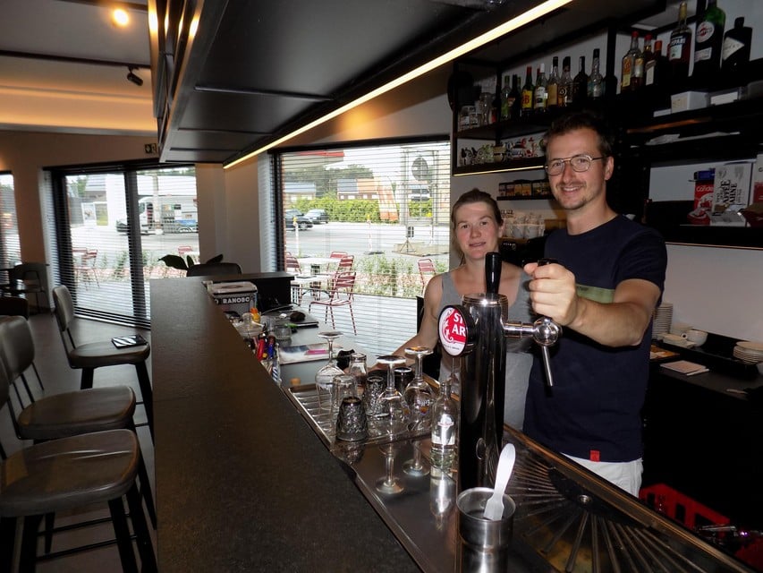 Josien en Joren staan achter hun gloednieuwe toog in hun koffiehuis Koffie & Moor in Lille.