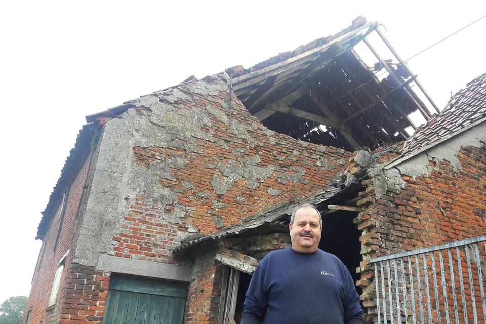 Eigenaar Walter Van Autgaerden bij de bres die storm Aurore in de oude boerderij sloeg.
