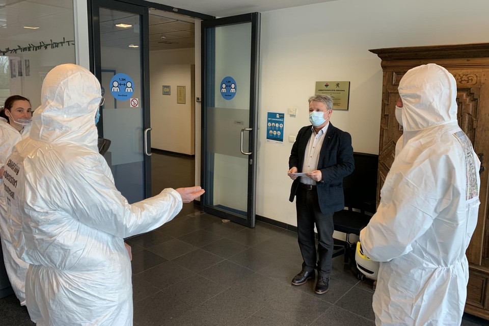 De actievoerders overhandigen de ingebrekestelling aan Chris Danckaerts, gedelegeerd bestuurder van de Vlaamse Waterweg .