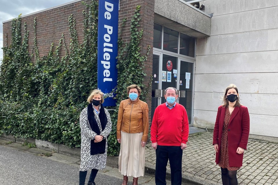 De eigenaars van domein De Pollepel (midden) met schepen Lili Stevens en burgemeester Sofie Joosen.