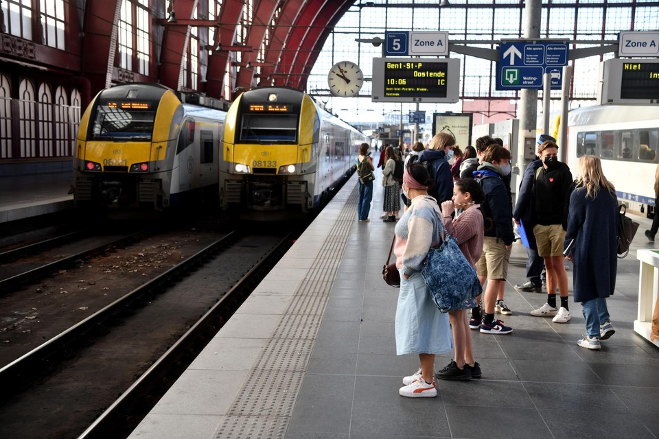 Op het perron voor de trein naar Oostende in het Antwerpse Centraal Station. 