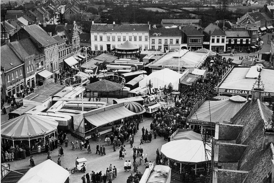 Foto van de Palmenmarkt genomen van de toren van de Sint-Amandskerk zo’n veertig jaar geleden.