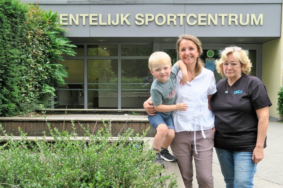 Voorzitter Inge Blomme (r), Pia De Quint en haar zoontje Astor voor het zwembad van Wijnegem. “Waar moeten we nu toch naartoe?”  