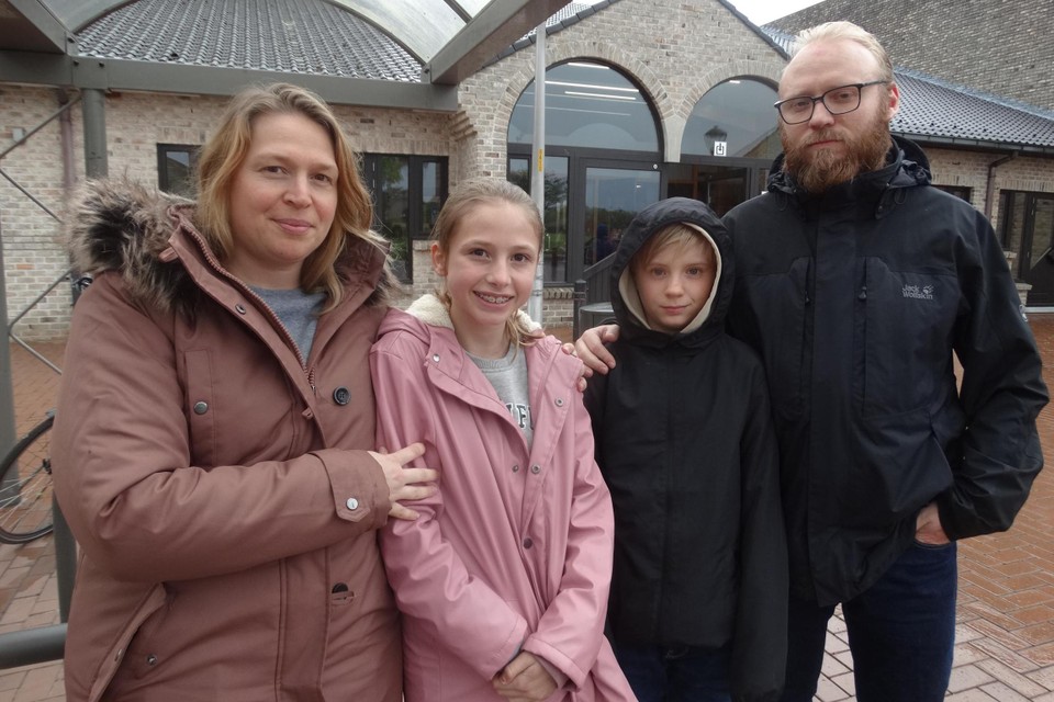 Ouders Mariska Van Hove en Hans Robert zitten met de handen in het haar. Hun dochter en zoon werden samen op vijf verschillende scholen geweigerd.