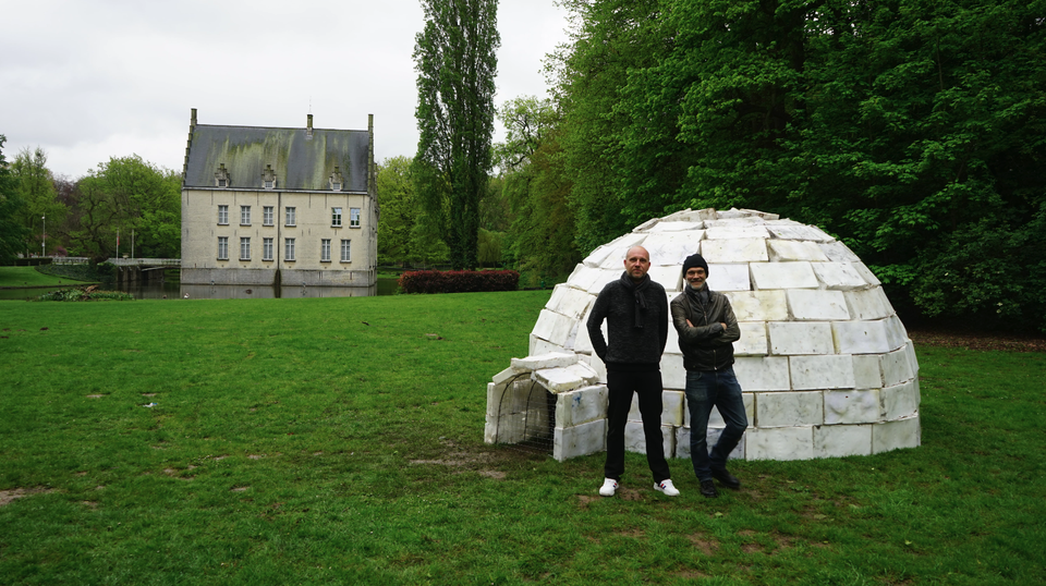 Curatoren van de expo Jan en David bij de nog intacte iglo in het Cortewallepark.